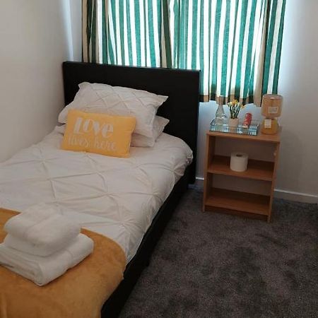 Lizras Bed & Breakfast Farnworth Екстериор снимка