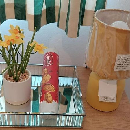 Lizras Bed & Breakfast Farnworth Екстериор снимка