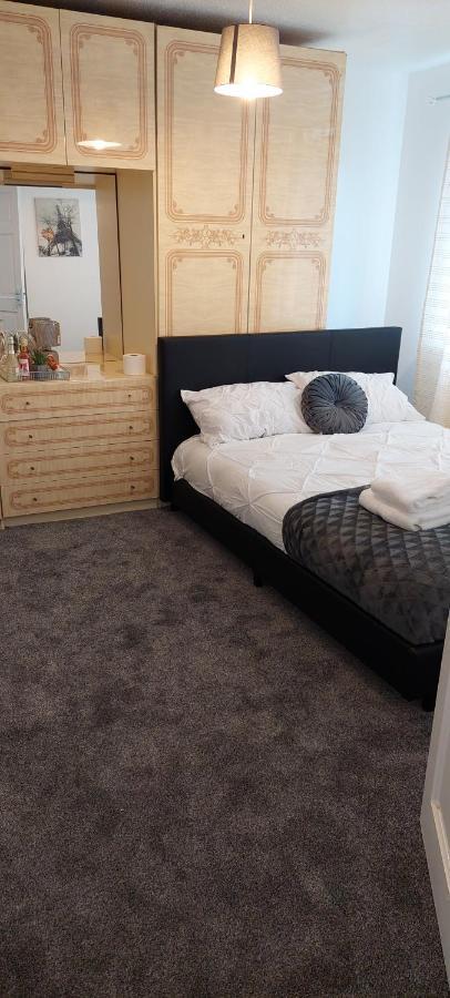 Lizras Bed & Breakfast Farnworth Екстериор снимка